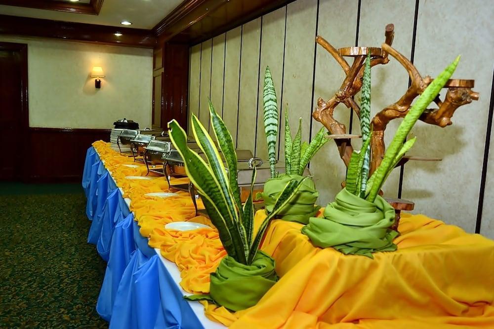Days Hotel By Wyndham Batangas Extérieur photo