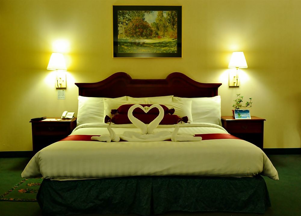 Days Hotel By Wyndham Batangas Extérieur photo
